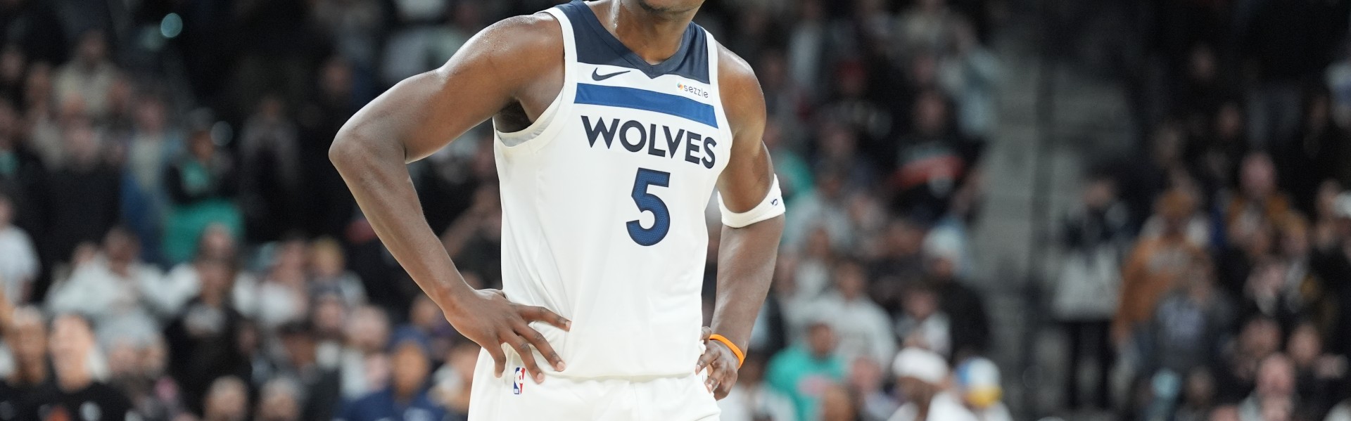 开云APP-次节飙中3记三分！华子半场10中8得19分5板2助 美中不足有6失误