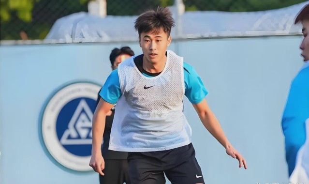 开云体育下载-从希望之星到“玻璃人”：戴伟浚的两次冬训，中国足球的一声叹息