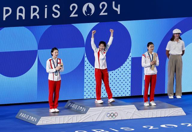 巴黎奥运会｜跳水——女子10米跳台决赛：全红婵、陈芋汐包揽金银牌XxjpseC011141_20240806_MVPFN0A001.jpg